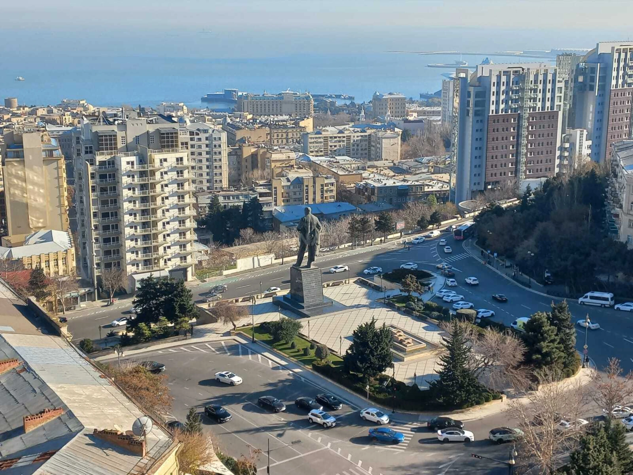 Satılır 10 otaqlı mənzil 680 m²