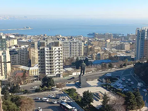 Satılır 10 otaqlı mənzil 680 m²