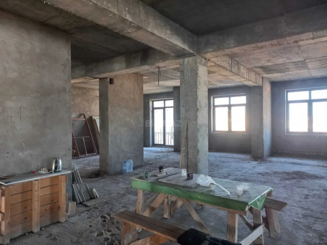 Satılır 10 otaqlı mənzil 680 m²