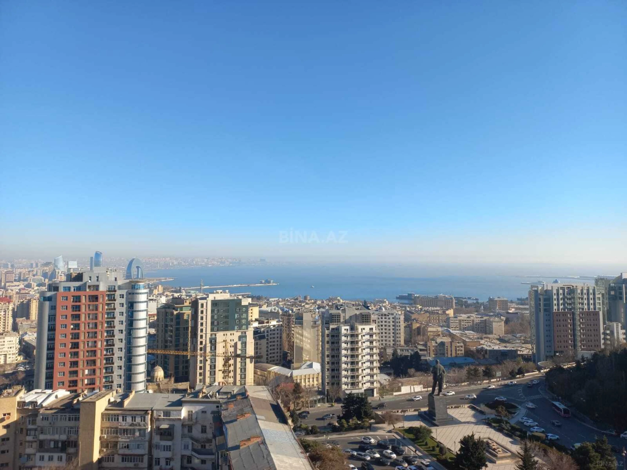 Satılır 10 otaqlı mənzil 680 m²