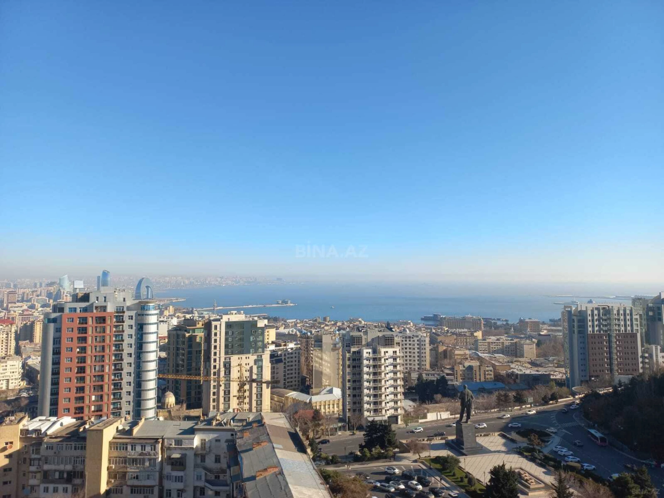 Satılır 10 otaqlı mənzil 680 m²