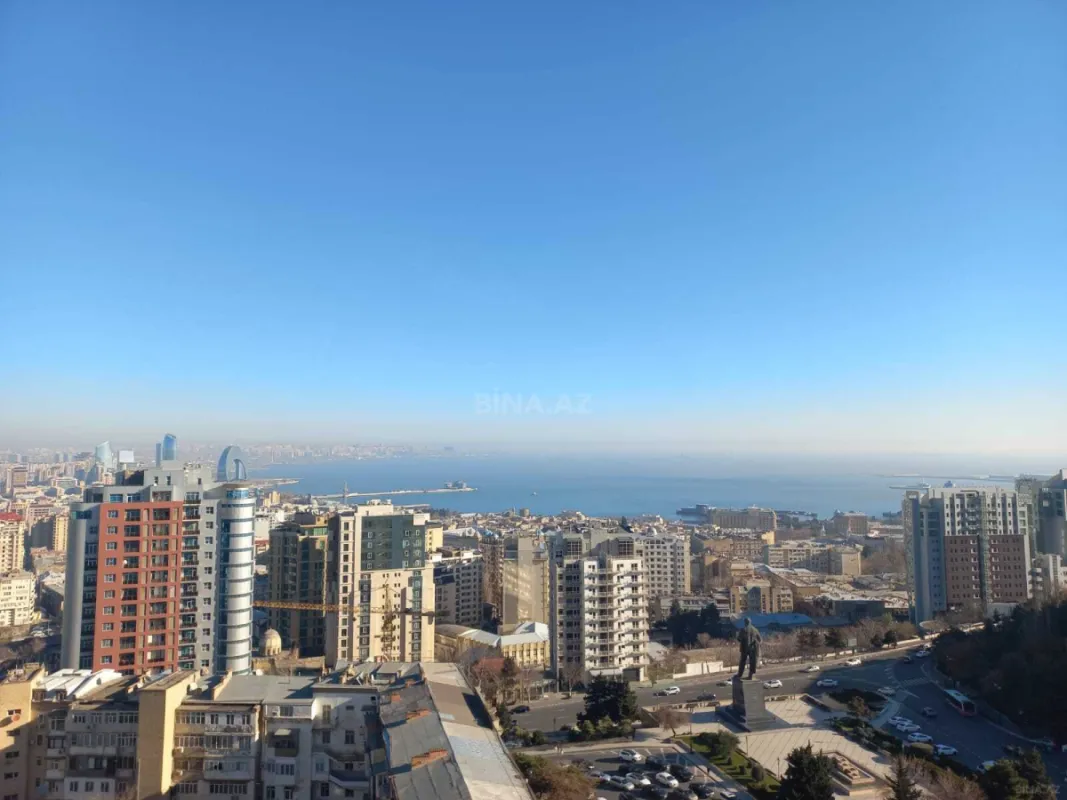 Satılır 10 otaqlı mənzil 680 m²