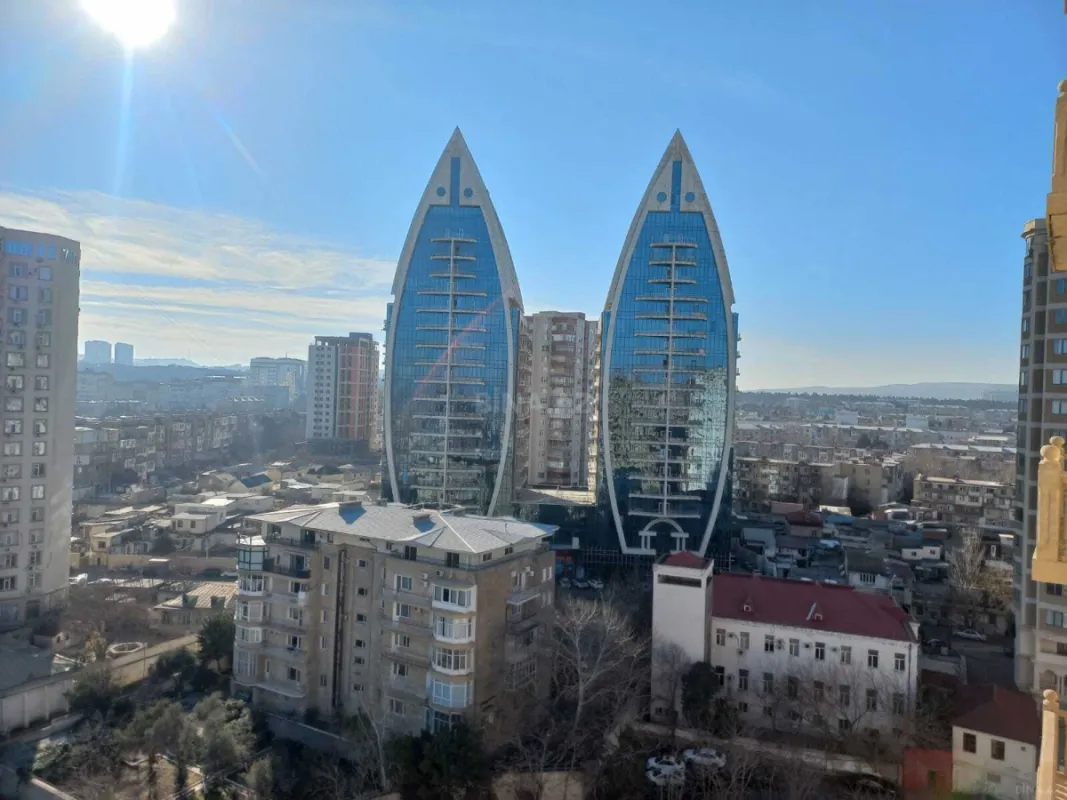 Satılır 10 otaqlı mənzil 680 m²