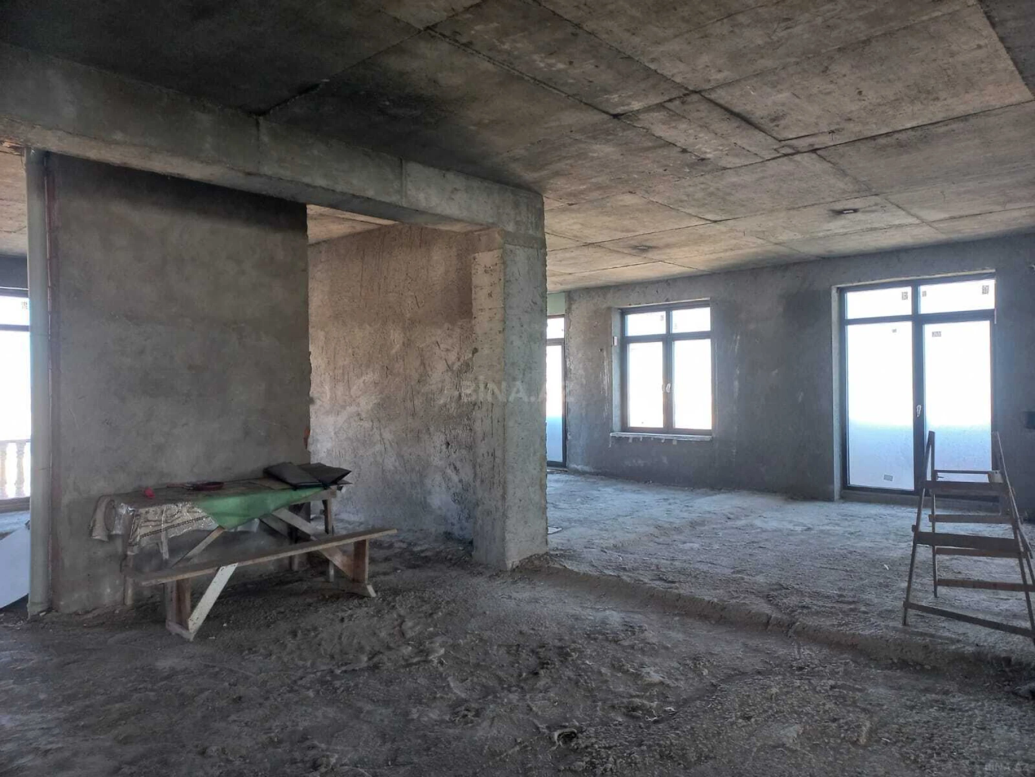 Satılır 10 otaqlı mənzil 680 m²