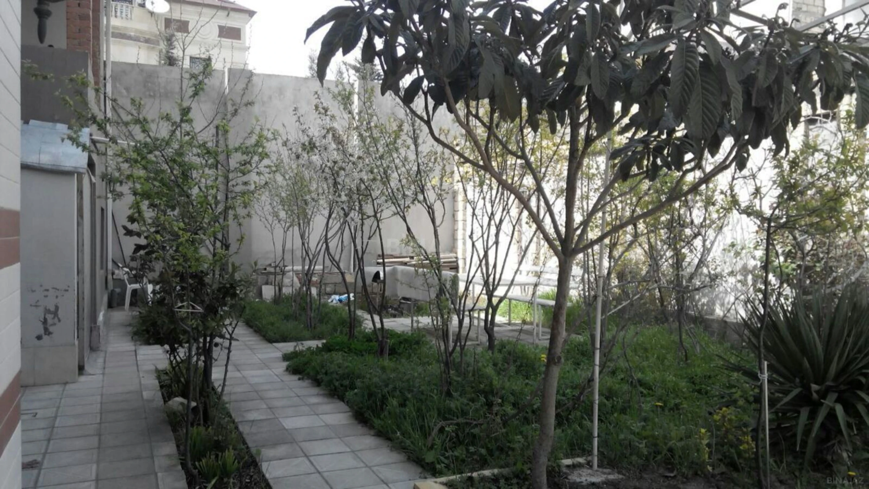 Satılır 12 otaqlı həyət evi 528 m²