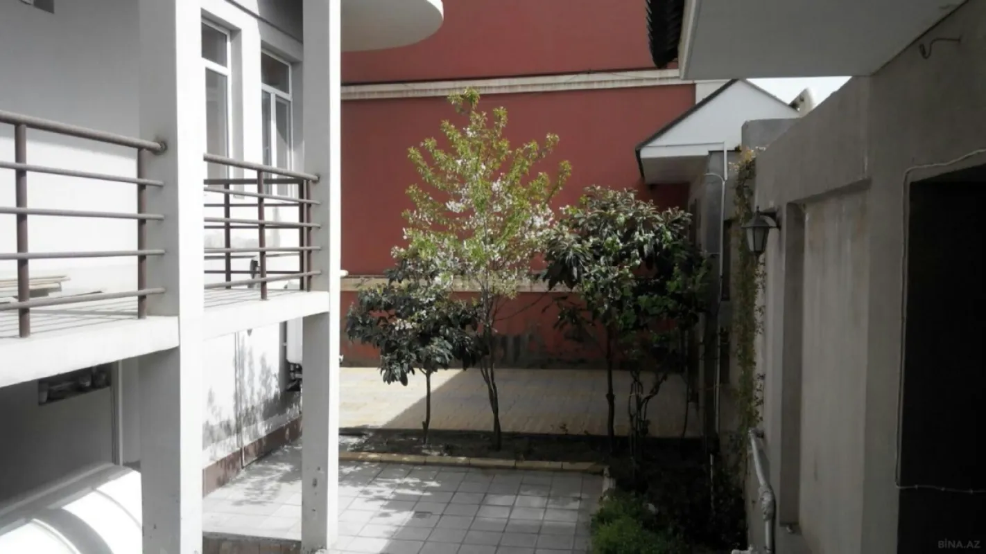 Satılır 12 otaqlı həyət evi 528 m²