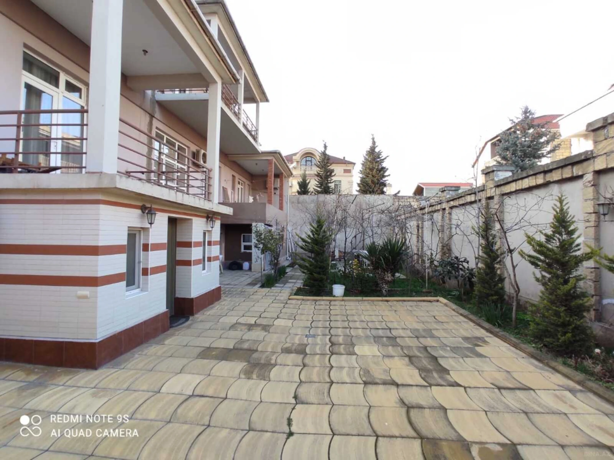 Satılır 12 otaqlı həyət evi 528 m²