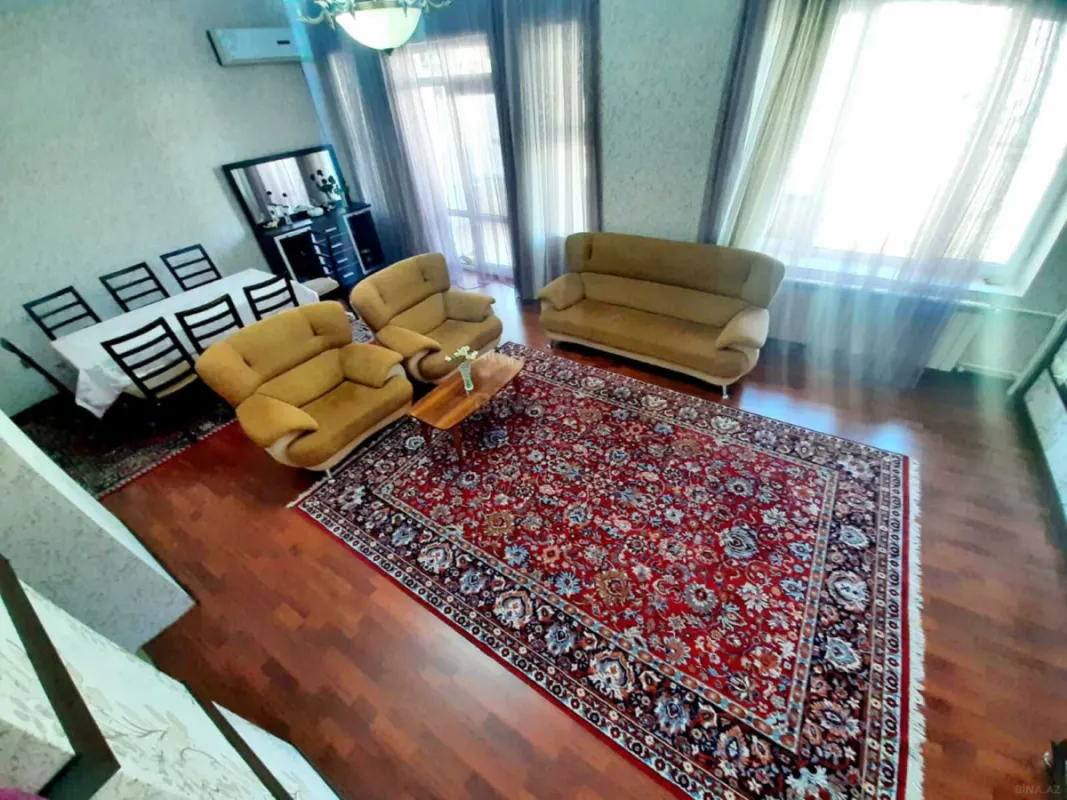 Satılır 12 otaqlı həyət evi 528 m²