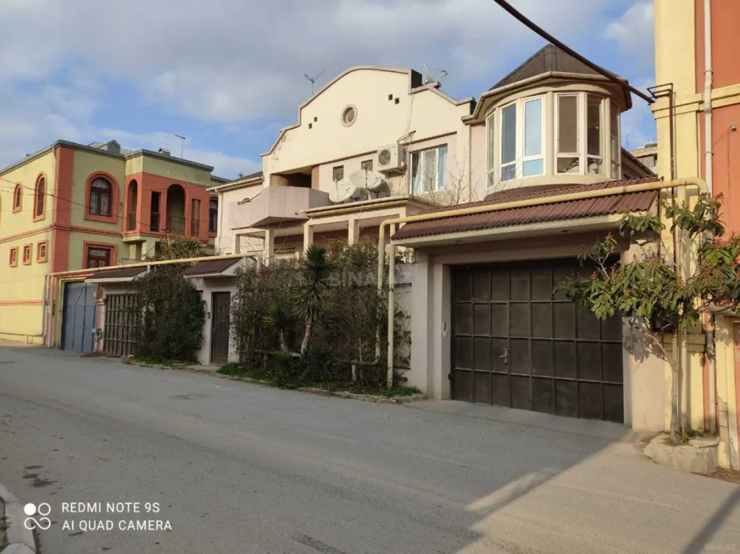 Satılır 12 otaqlı həyət evi 528 m²