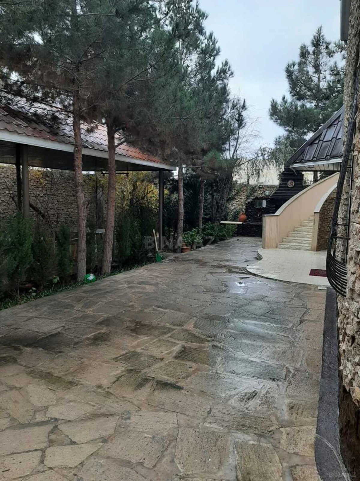 Satılır 7 otaqlı həyət evi 360 m²