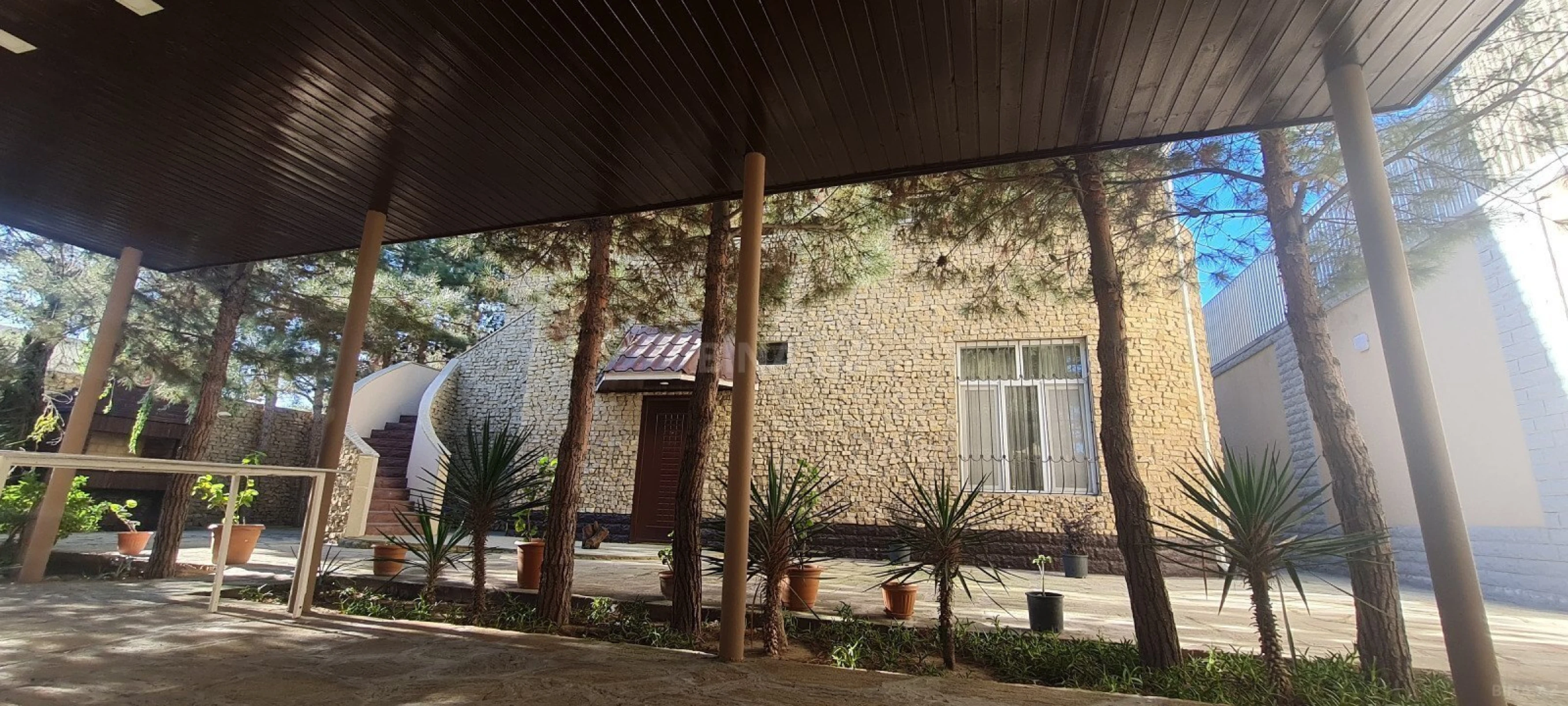 Satılır 7 otaqlı həyət evi 360 m²