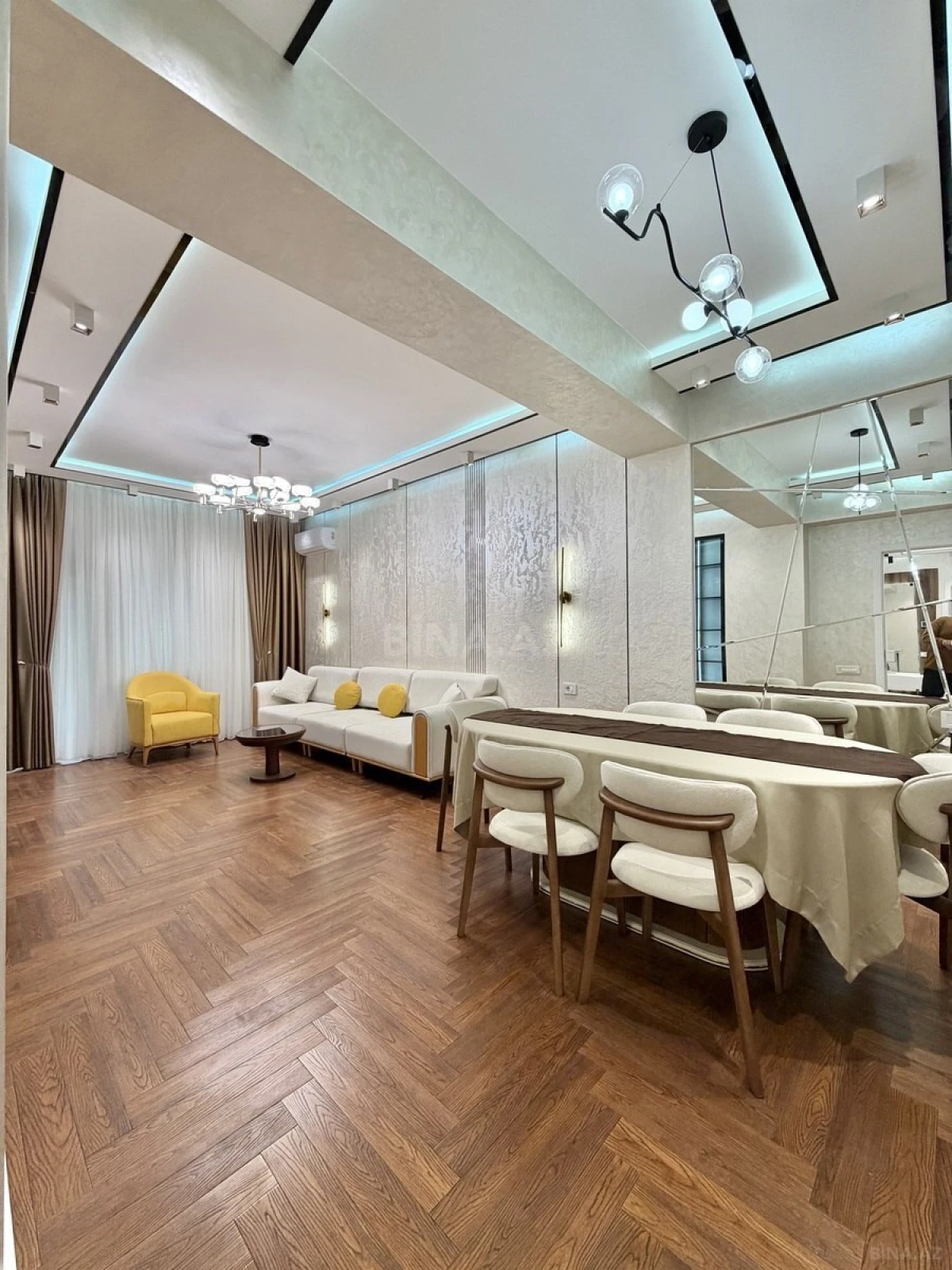 Satılır 3 otaqlı mənzil 137 m²