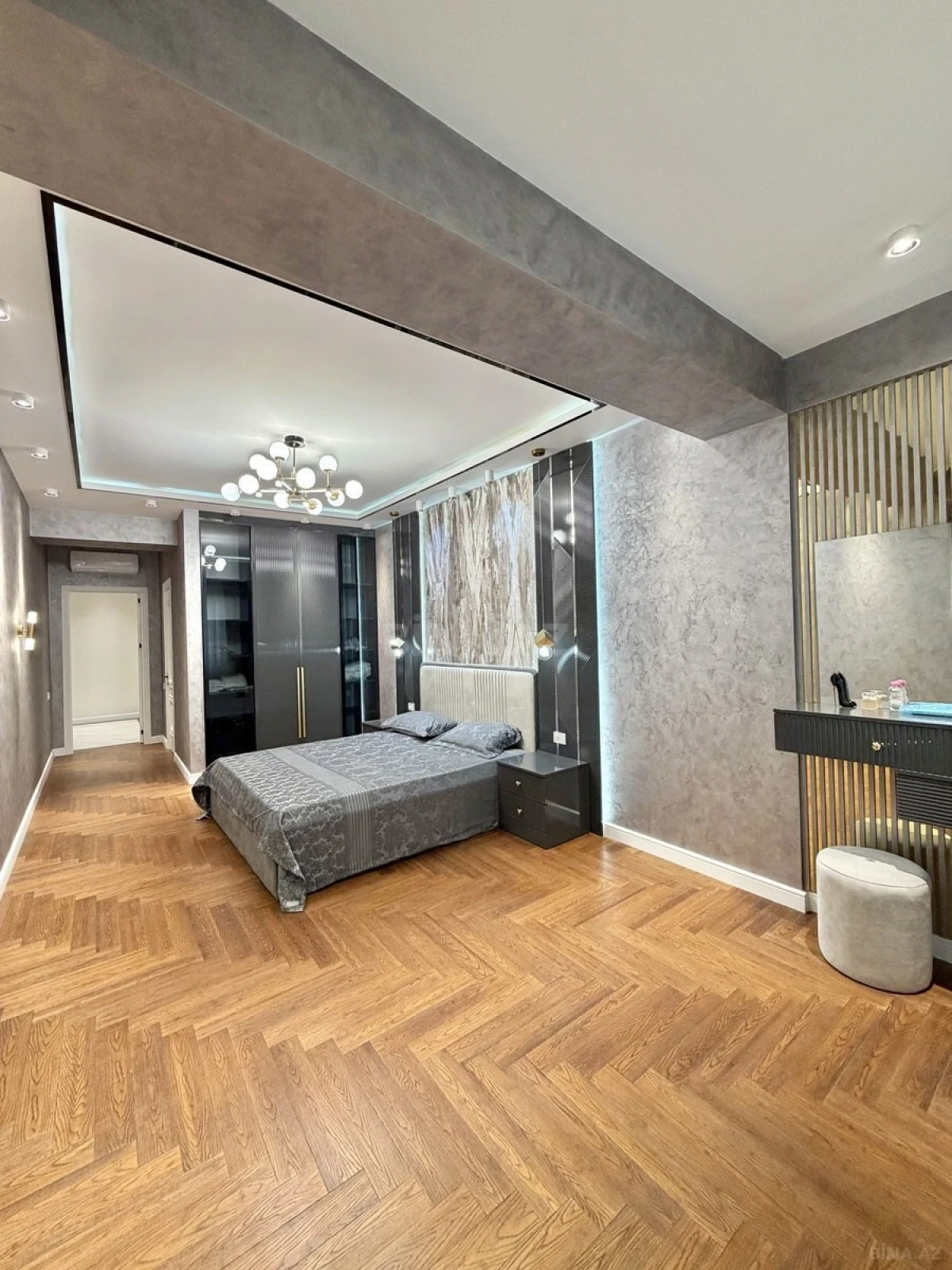 Satılır 3 otaqlı mənzil 137 m²