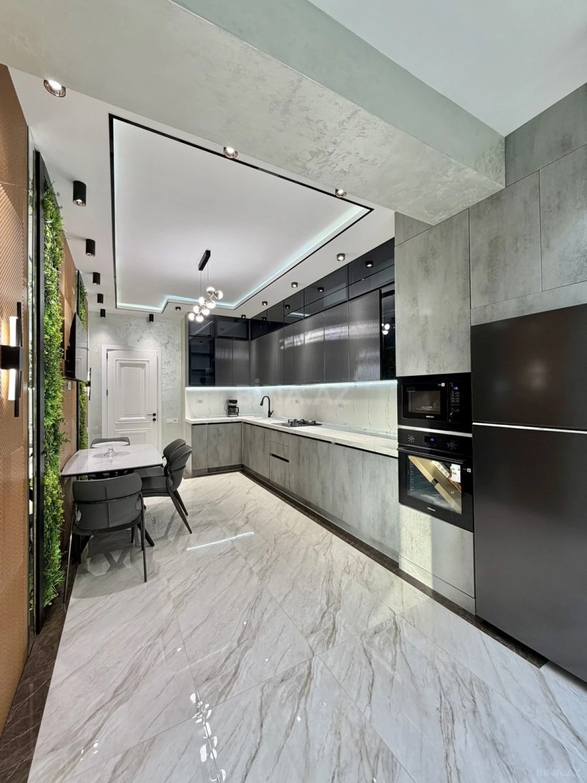 Satılır 3 otaqlı mənzil 137 m²