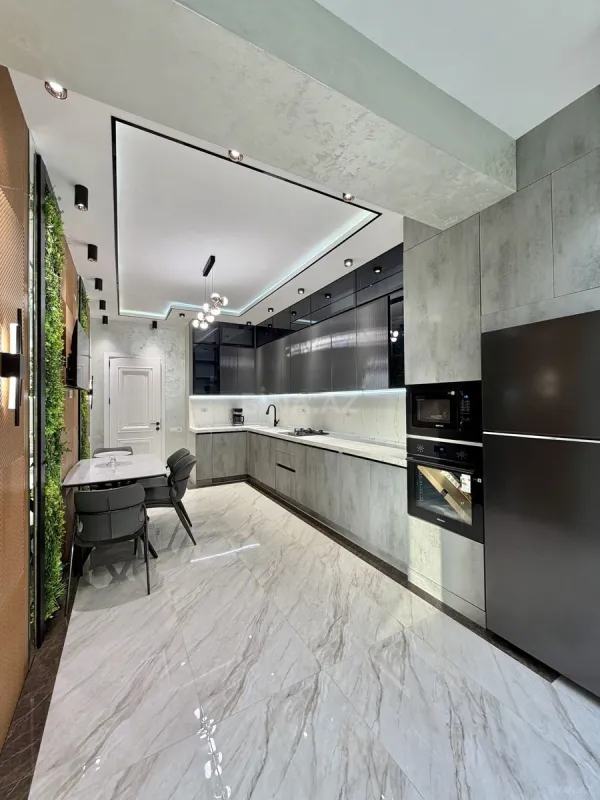 Satılır 3 otaqlı mənzil 137 m²