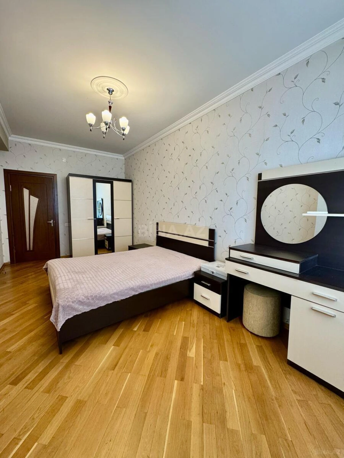 Satılır 3 otaqlı mənzil 125 m²