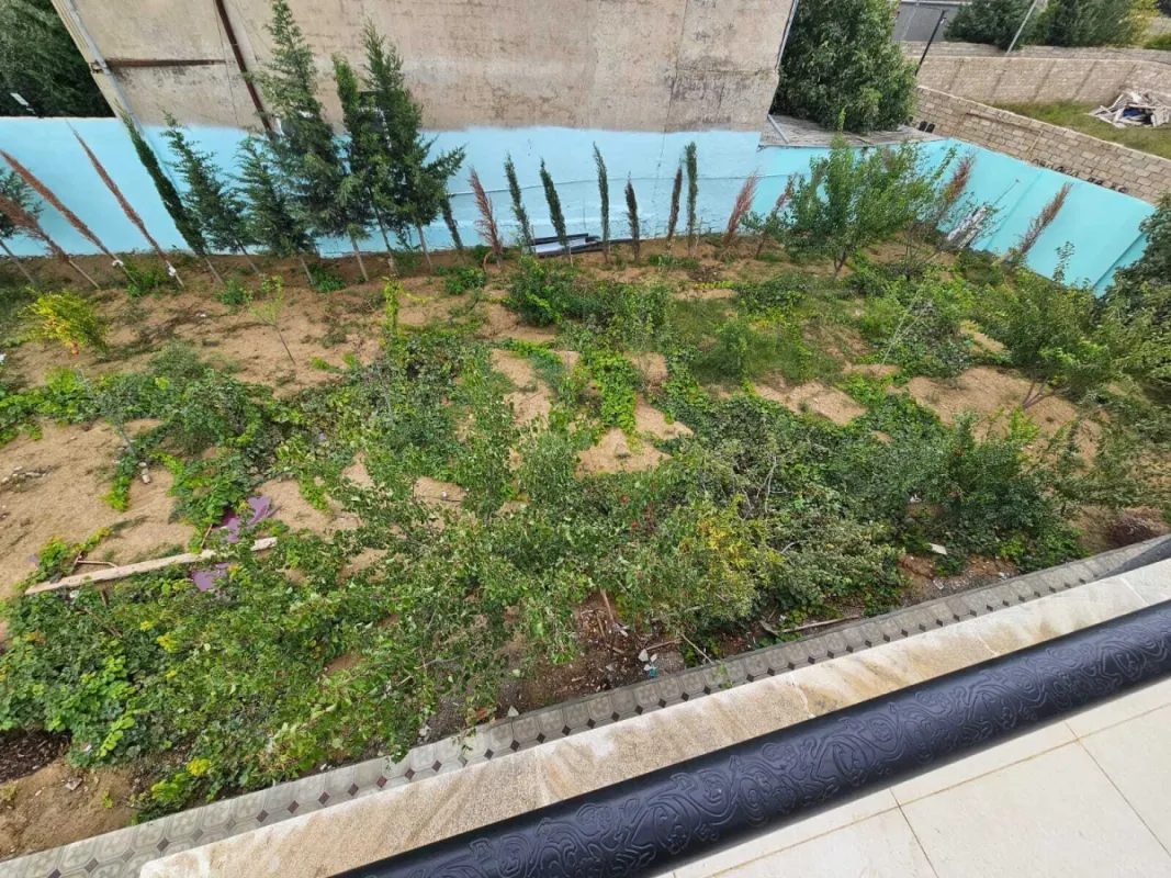 Satılır 11 otaqlı həyət evi 450 m²