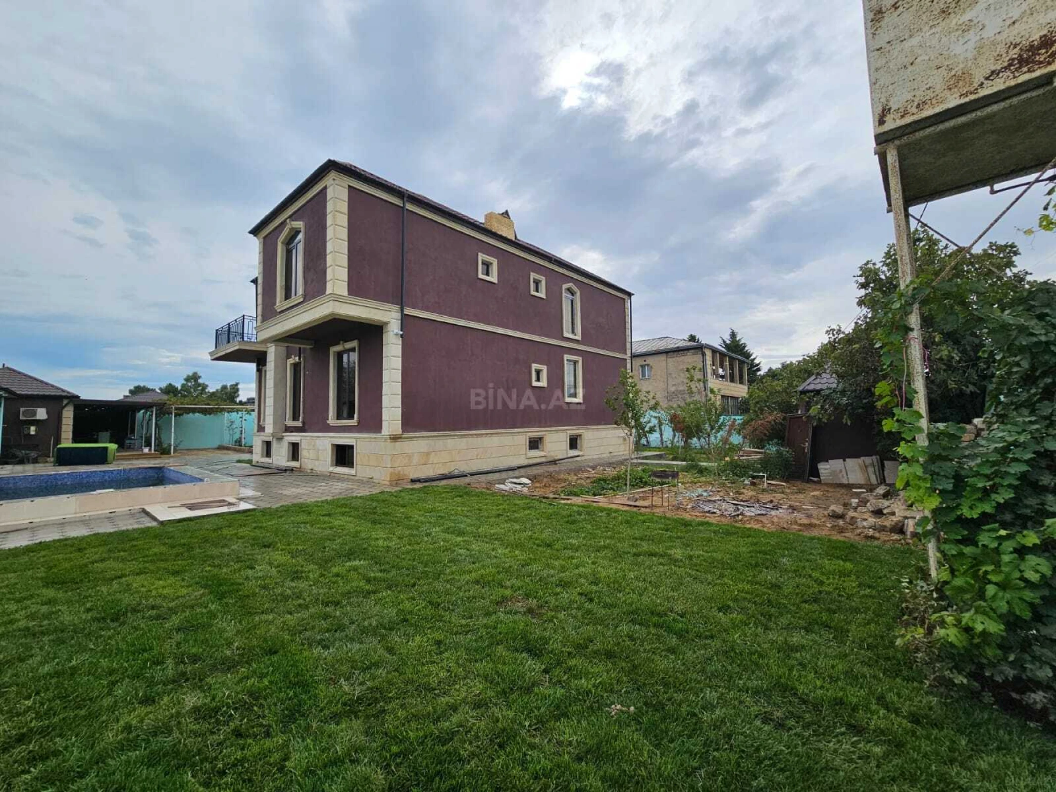 Satılır 11 otaqlı həyət evi 450 m²