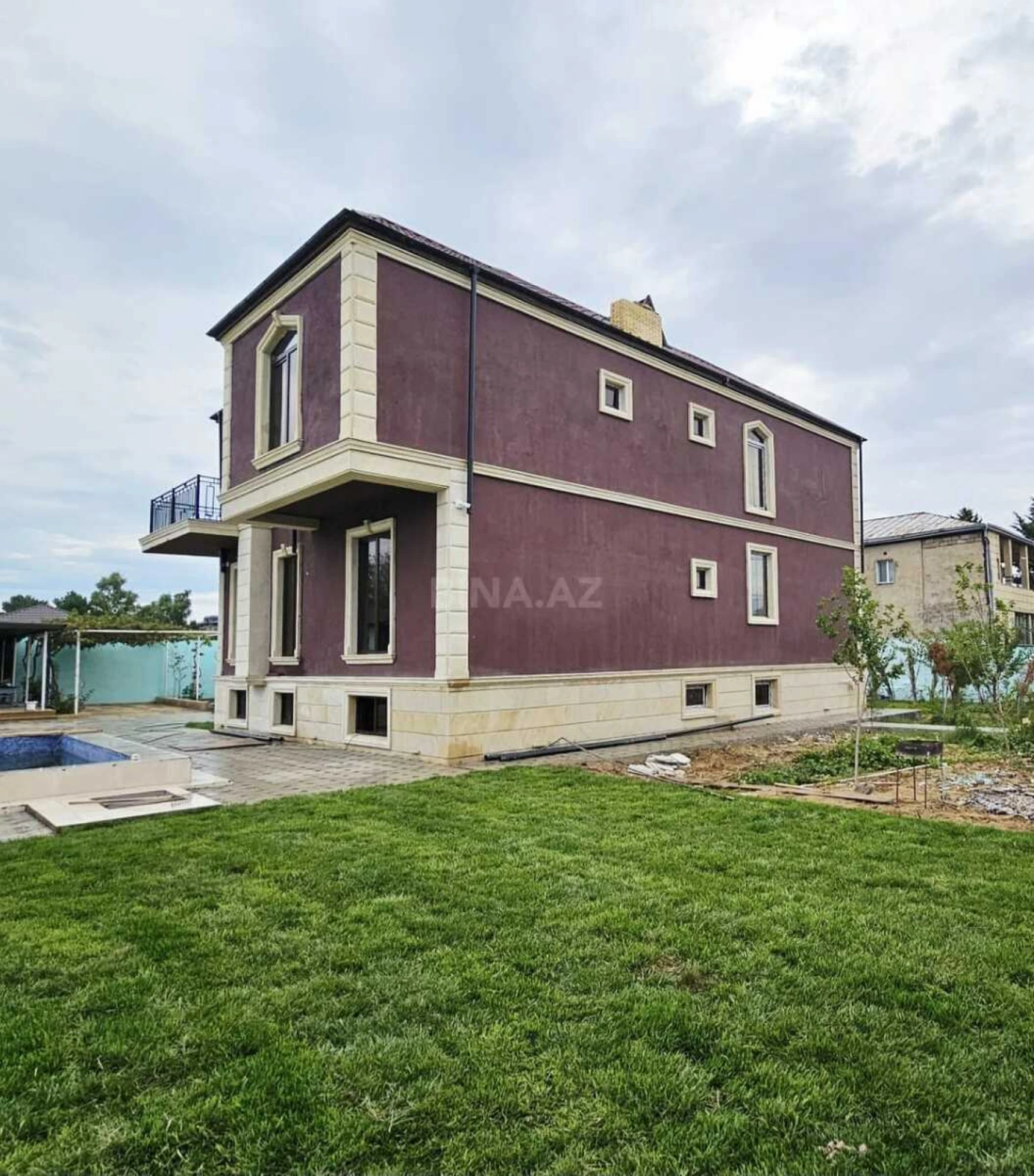 Satılır 11 otaqlı həyət evi 450 m²