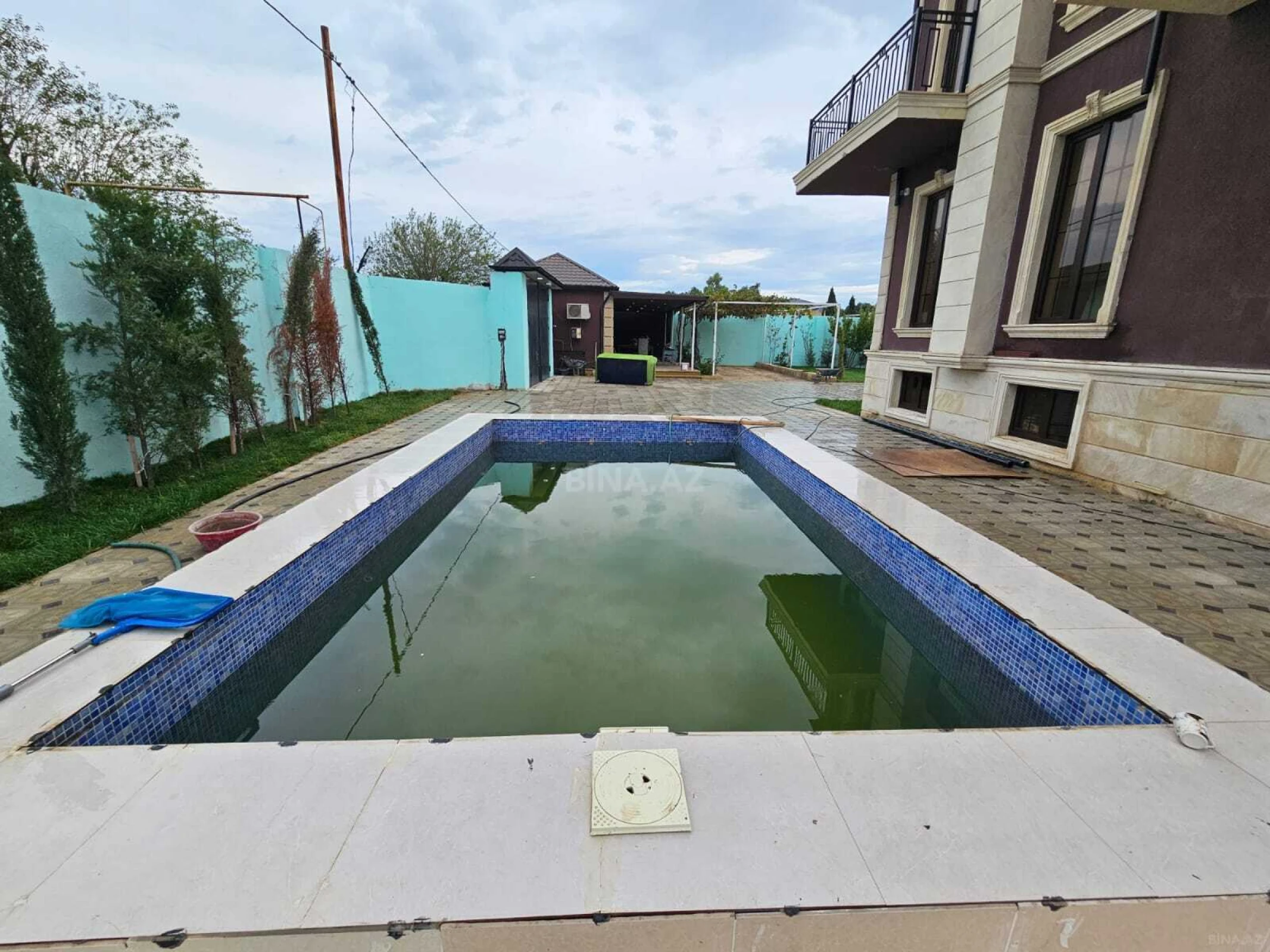 Satılır 11 otaqlı həyət evi 450 m²