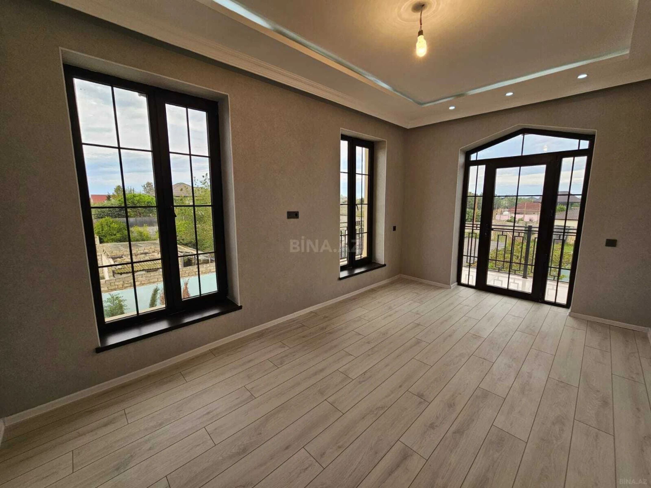 Satılır 11 otaqlı həyət evi 450 m²