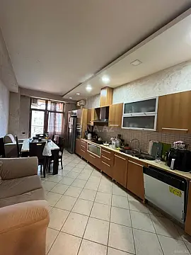 Satılır 3 otaqlı mənzil 175 m²