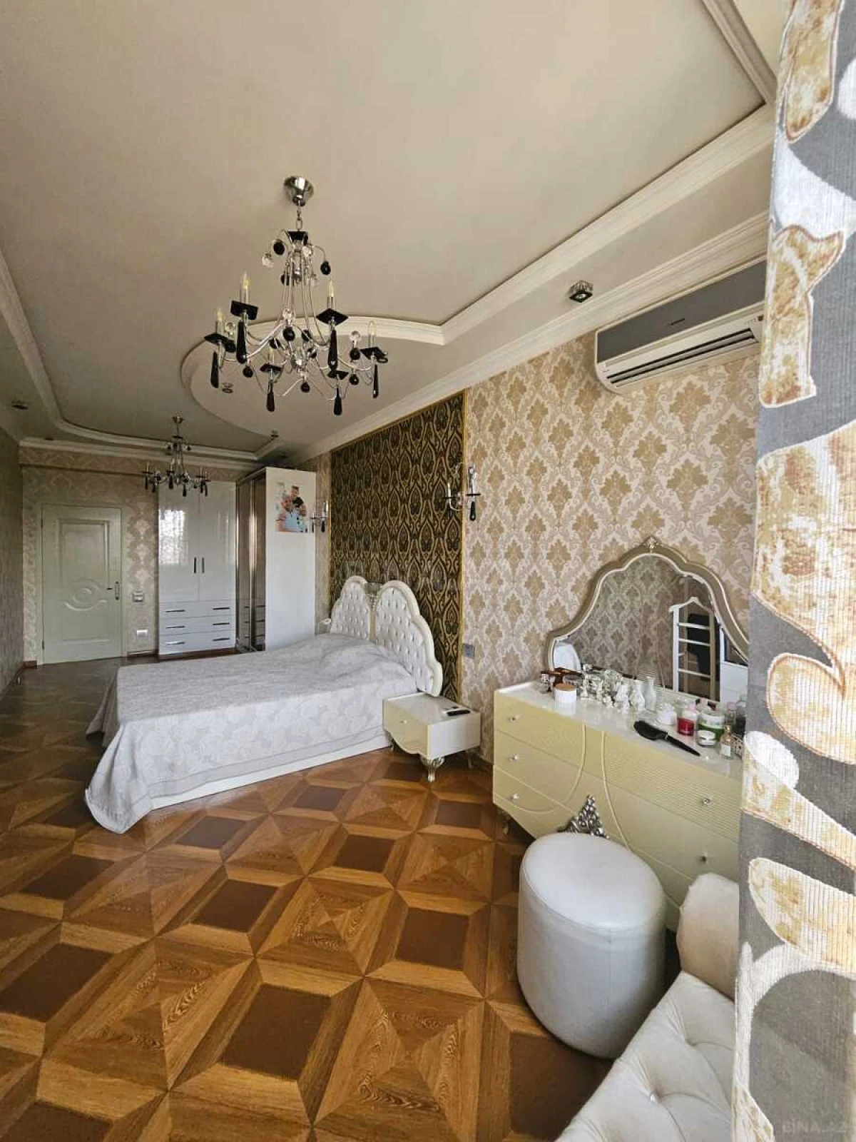 Satılır 3 otaqlı mənzil 139 m²