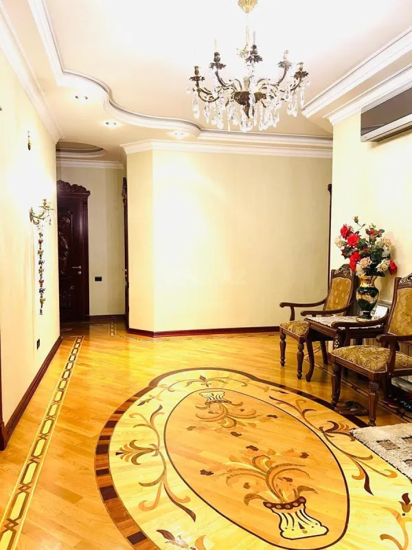 Satılır 4 otaqlı mənzil 153 m²