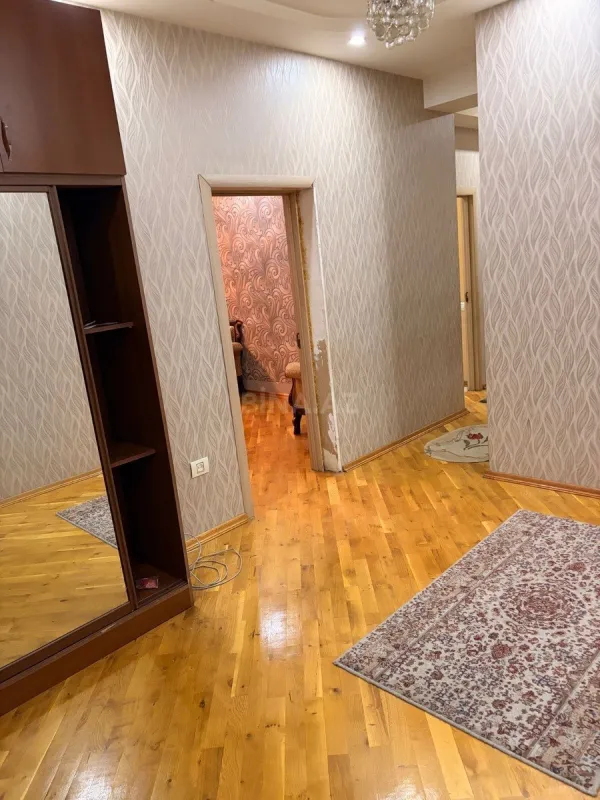 Satılır 4 otaqlı mənzil 120 m²