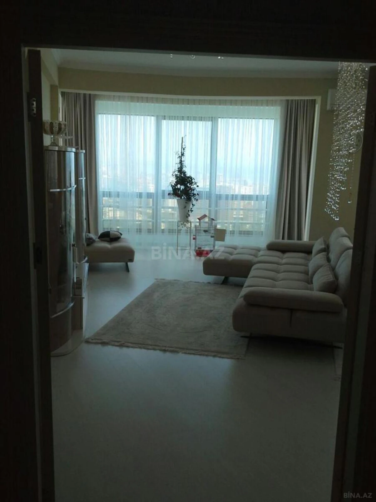 Satılır 2 otaqlı mənzil 108 m²