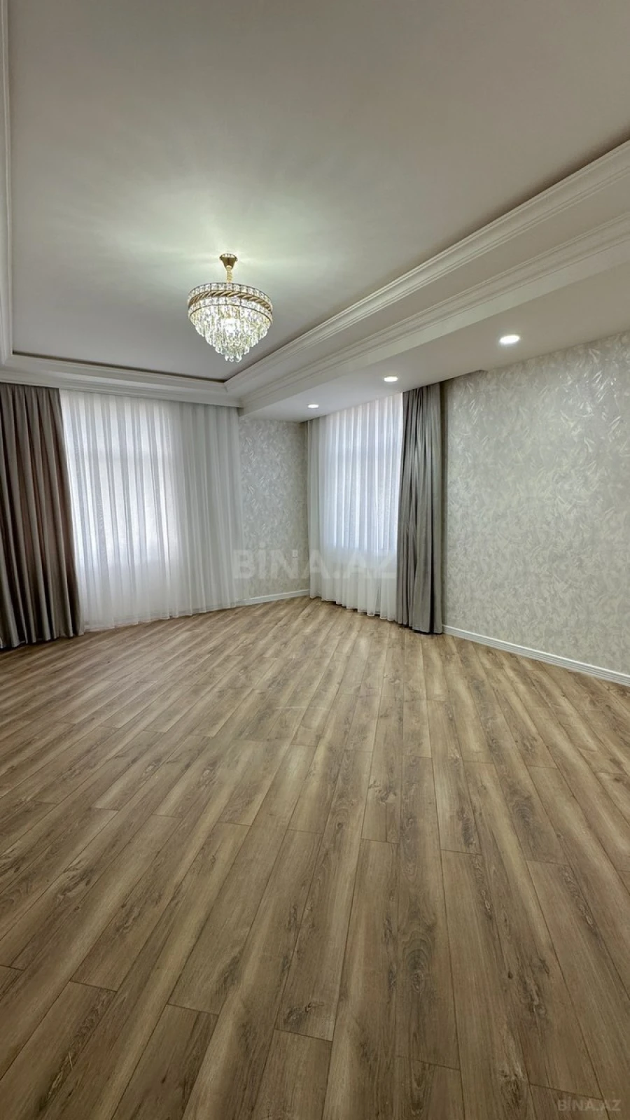 Satılır 3 otaqlı mənzil 160 m²