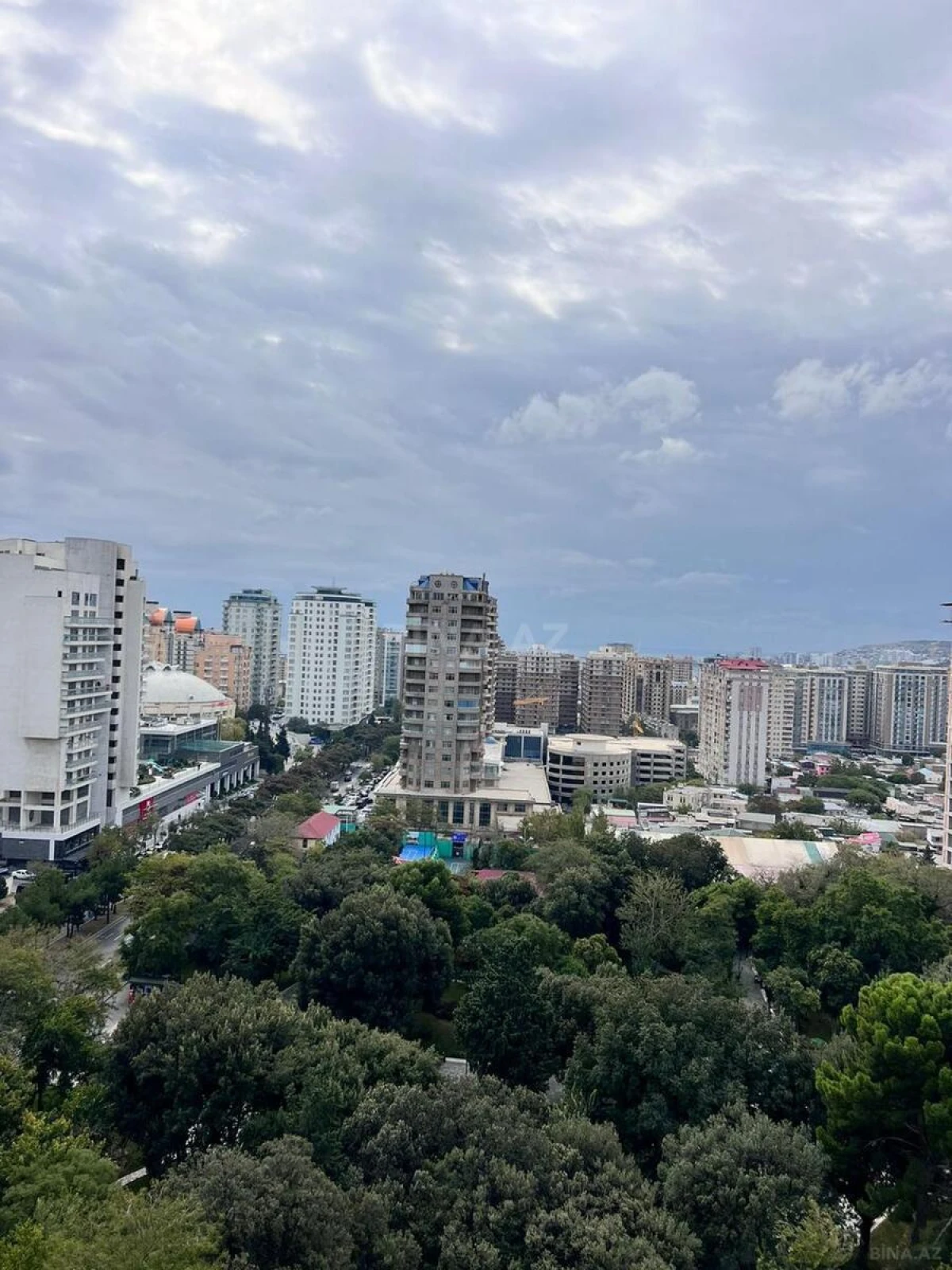 Satılır 5 otaqlı mənzil 280 m²