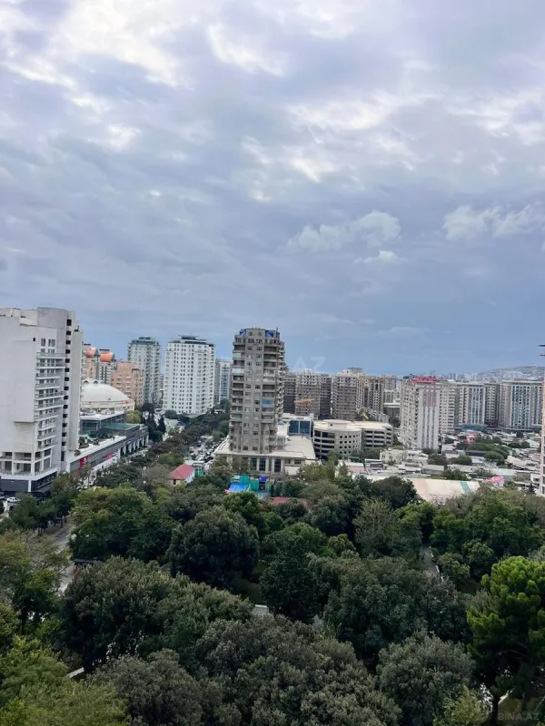 Satılır 5 otaqlı mənzil 280 m²