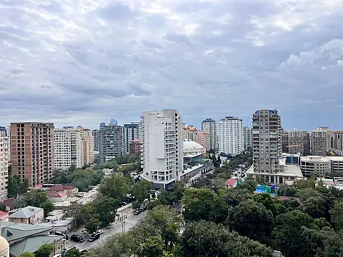 Satılır 5 otaqlı mənzil 280 m²