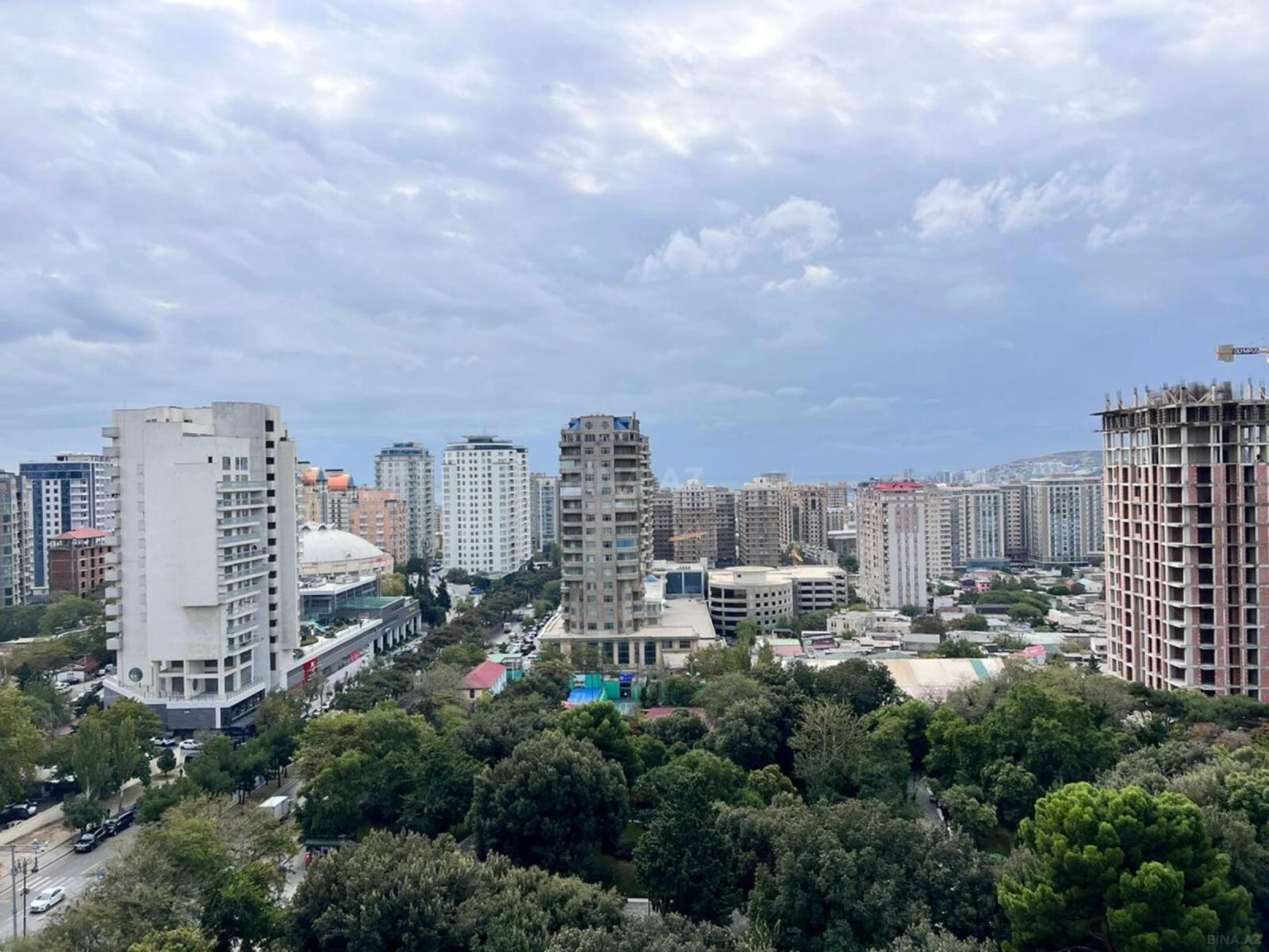 Satılır 5 otaqlı mənzil 280 m²