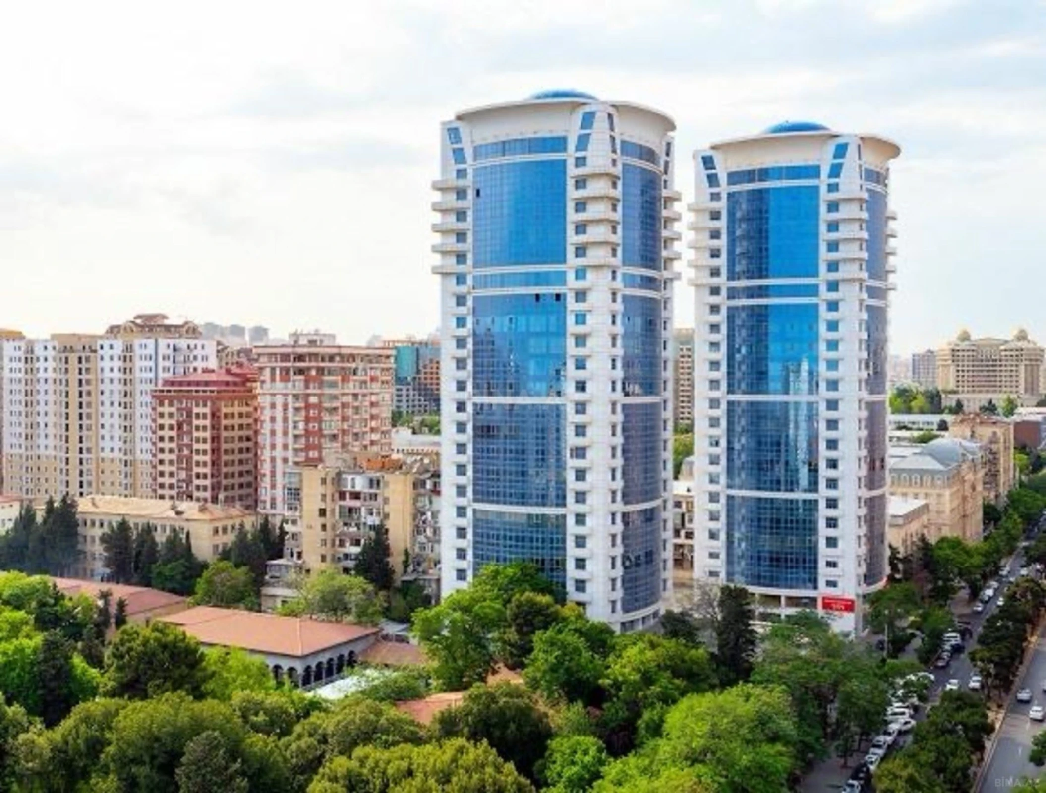 Satılır 5 otaqlı mənzil 280 m²