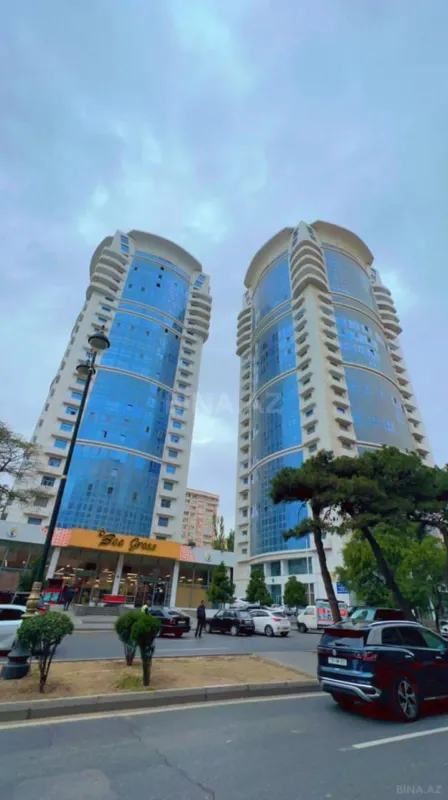 Satılır 5 otaqlı mənzil 280 m²