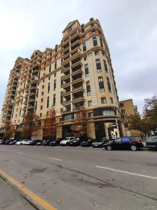 Satılır 4 otaqlı mənzil 210 m²