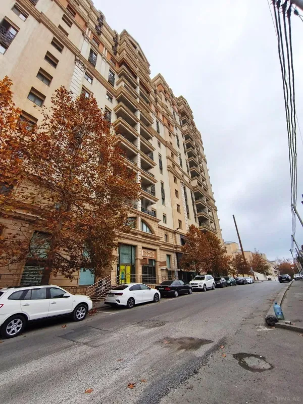 Satılır 4 otaqlı mənzil 210 m²