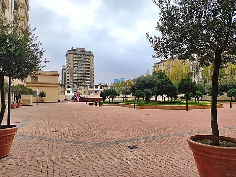 Satılır 4 otaqlı mənzil 210 m²