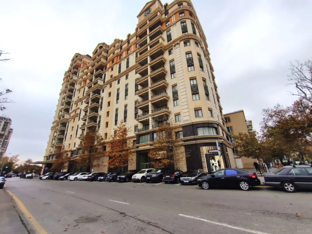 Satılır 4 otaqlı mənzil 210 m²