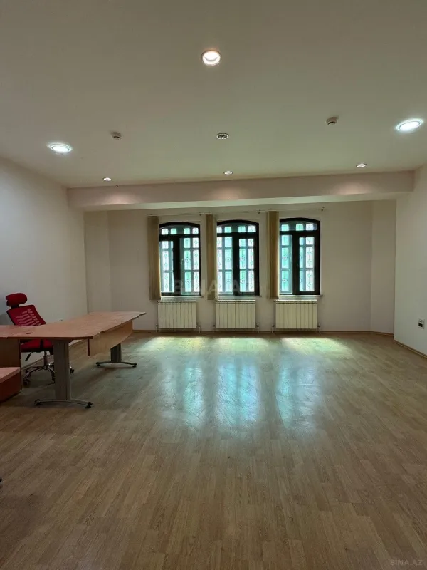 Kirayə verilir 20 otaqlı ofis 1757 m²