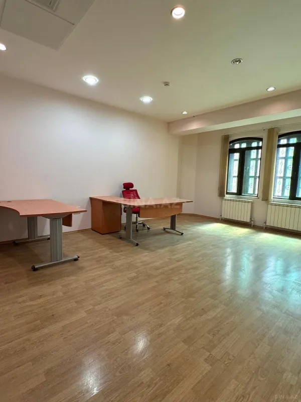 Kirayə verilir 20 otaqlı ofis 1757 m²