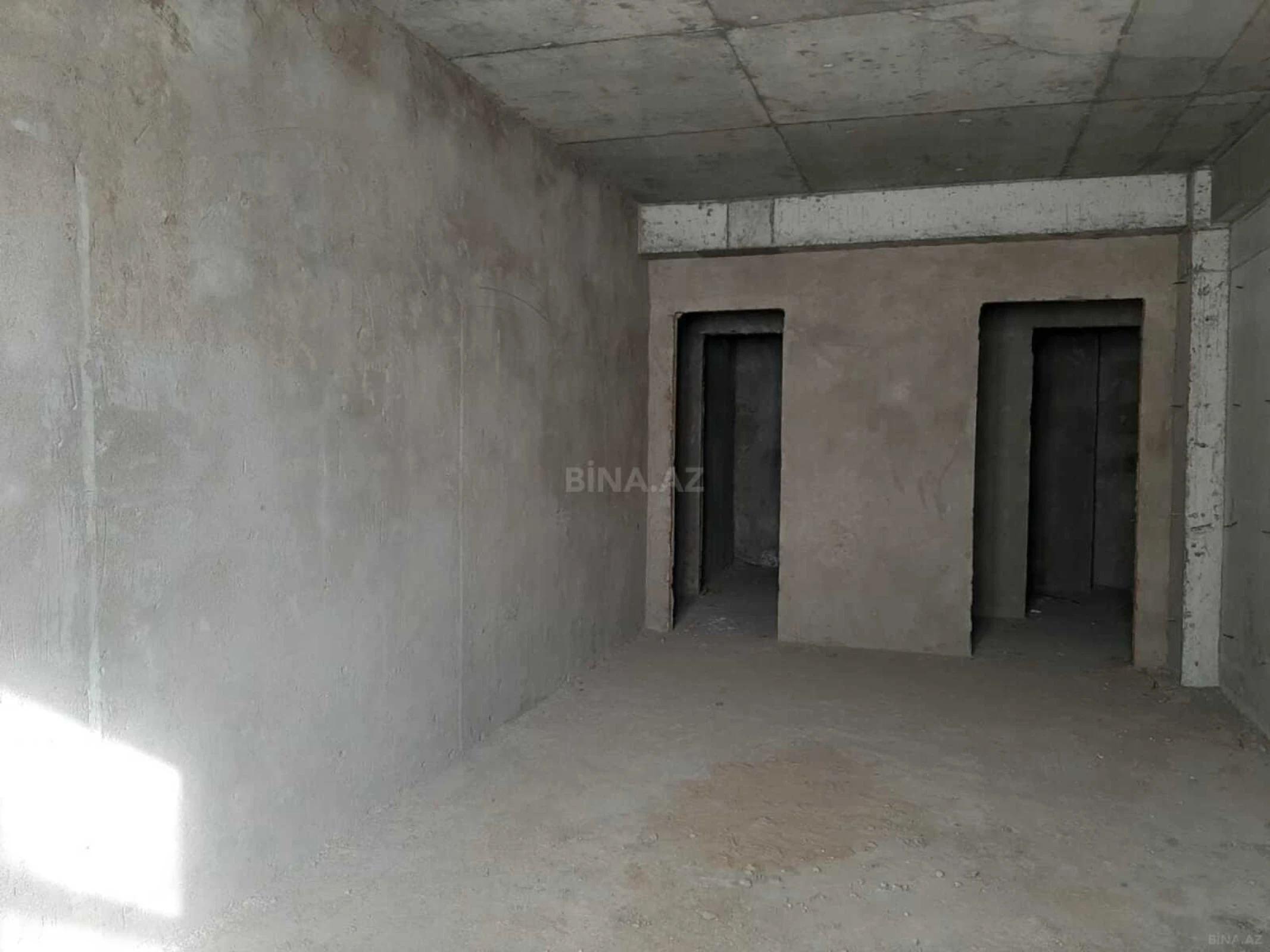 Satılır 4 otaqlı mənzil 182 m²