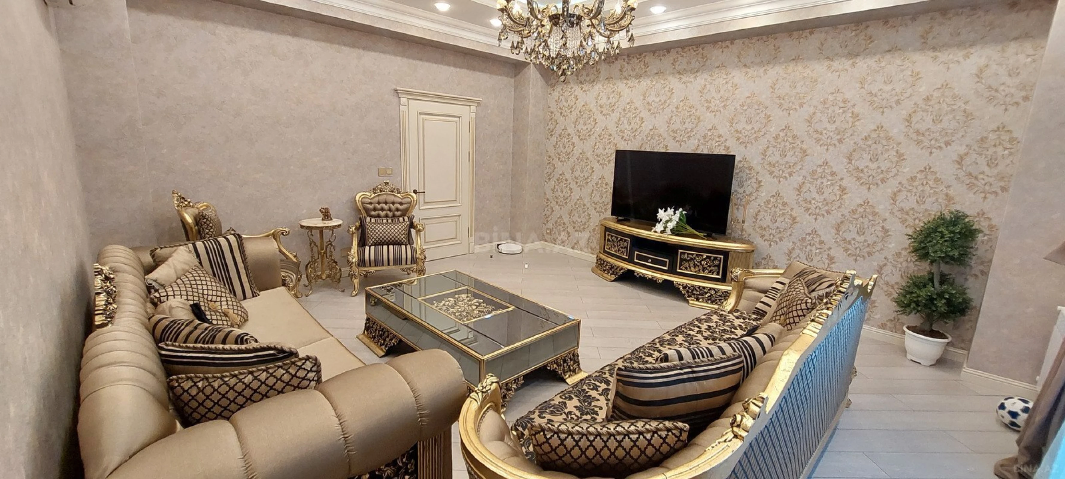 Kirayə verilir 4 otaqlı mənzil 160 m²