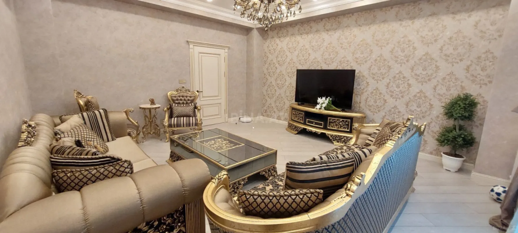 Kirayə verilir 4 otaqlı mənzil 160 m²