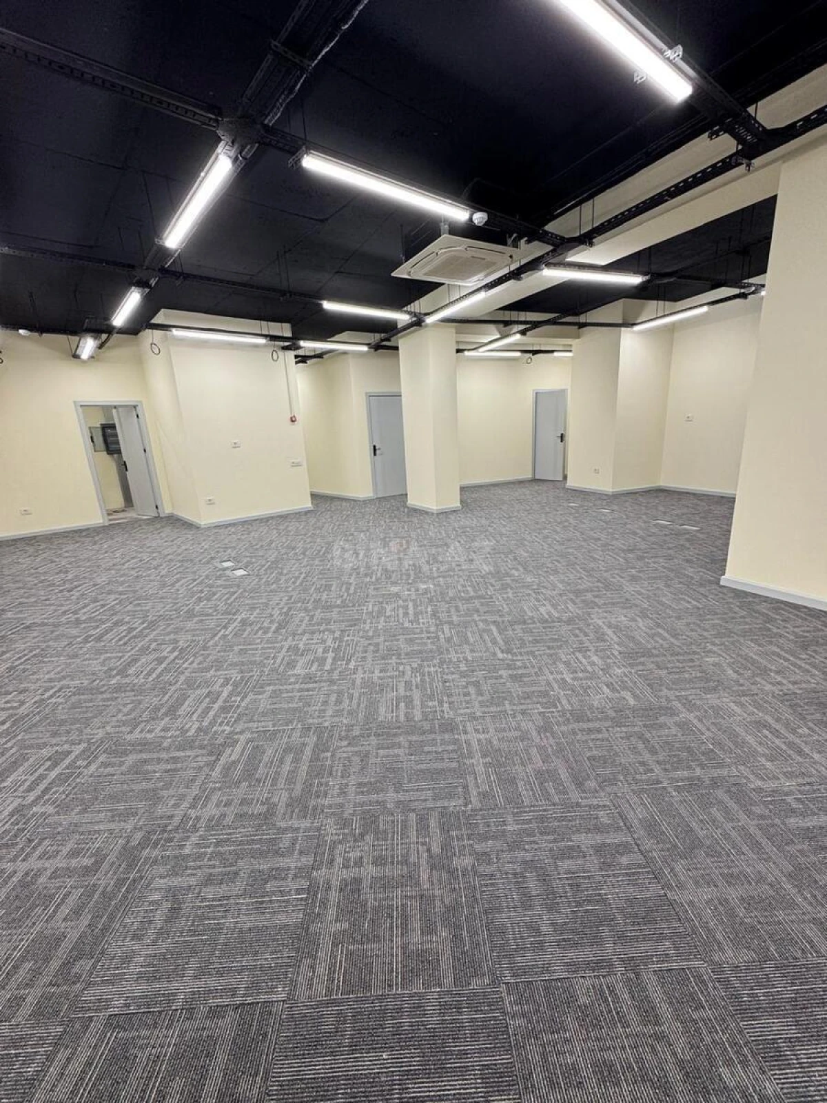 Kirayə verilir 5 otaqlı ofis 200 m²