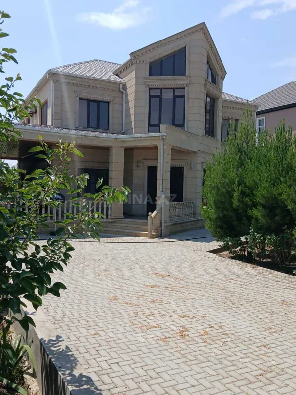 Satılır 9 otaqlı həyət evi 300 m²