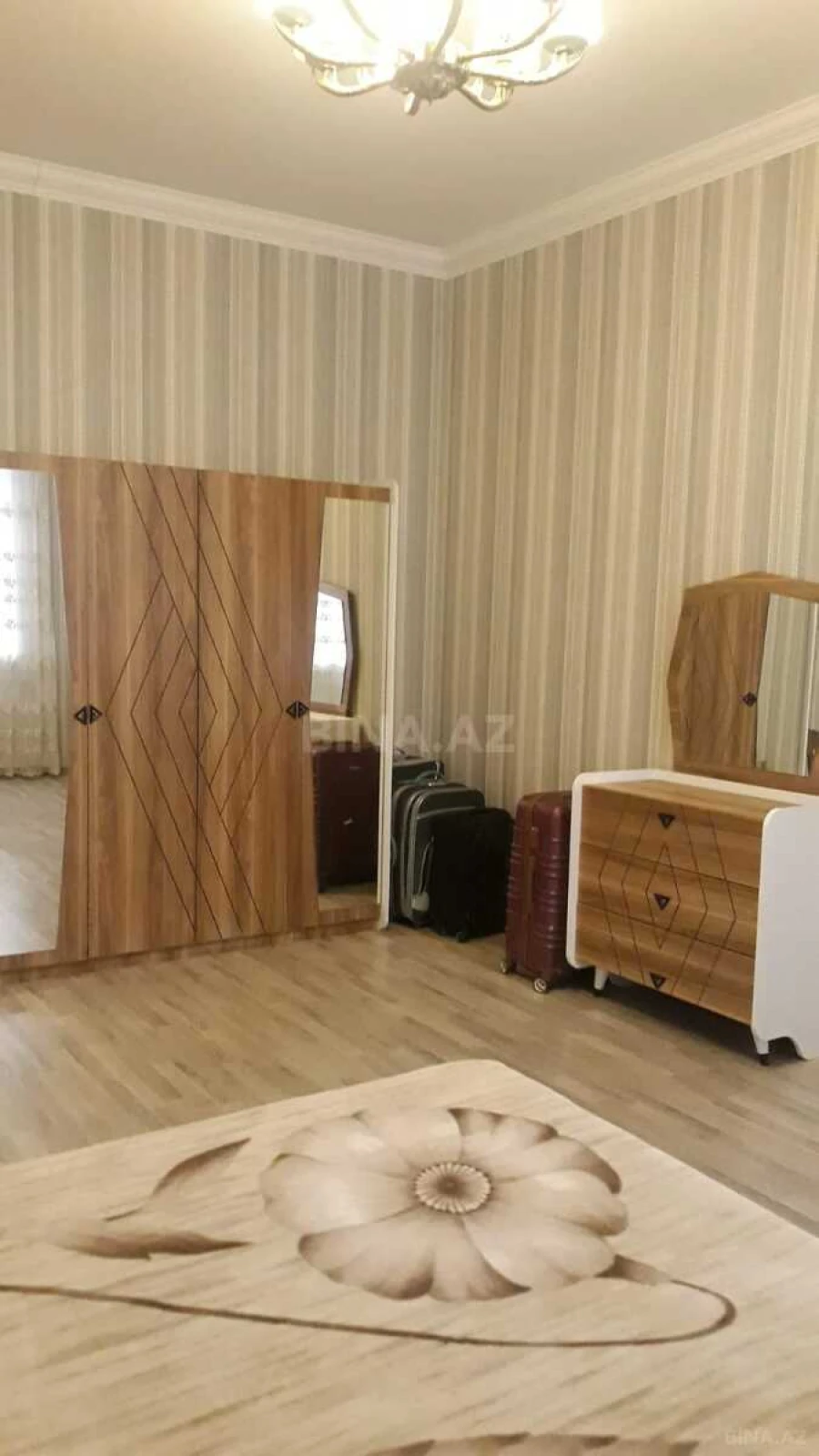 Satılır 9 otaqlı həyət evi 300 m²