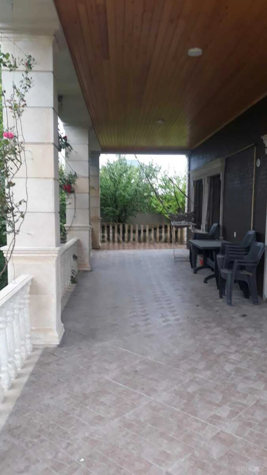 Satılır 9 otaqlı həyət evi 300 m²